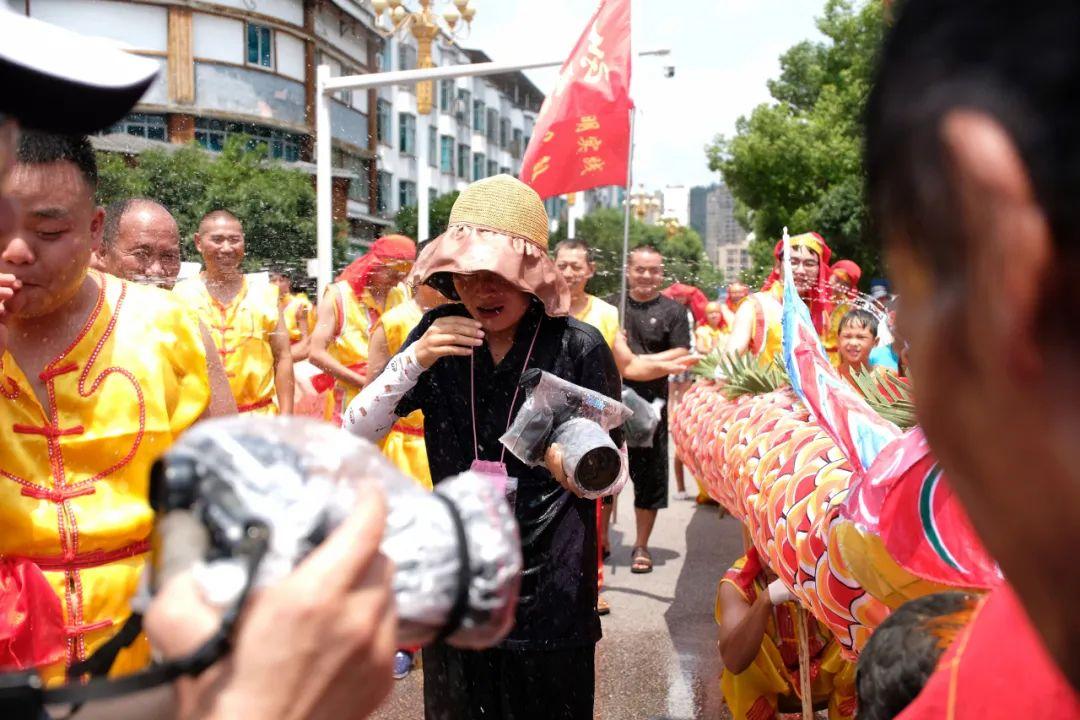 华为最新发布引发小城科技热潮与日常生活温馨变革