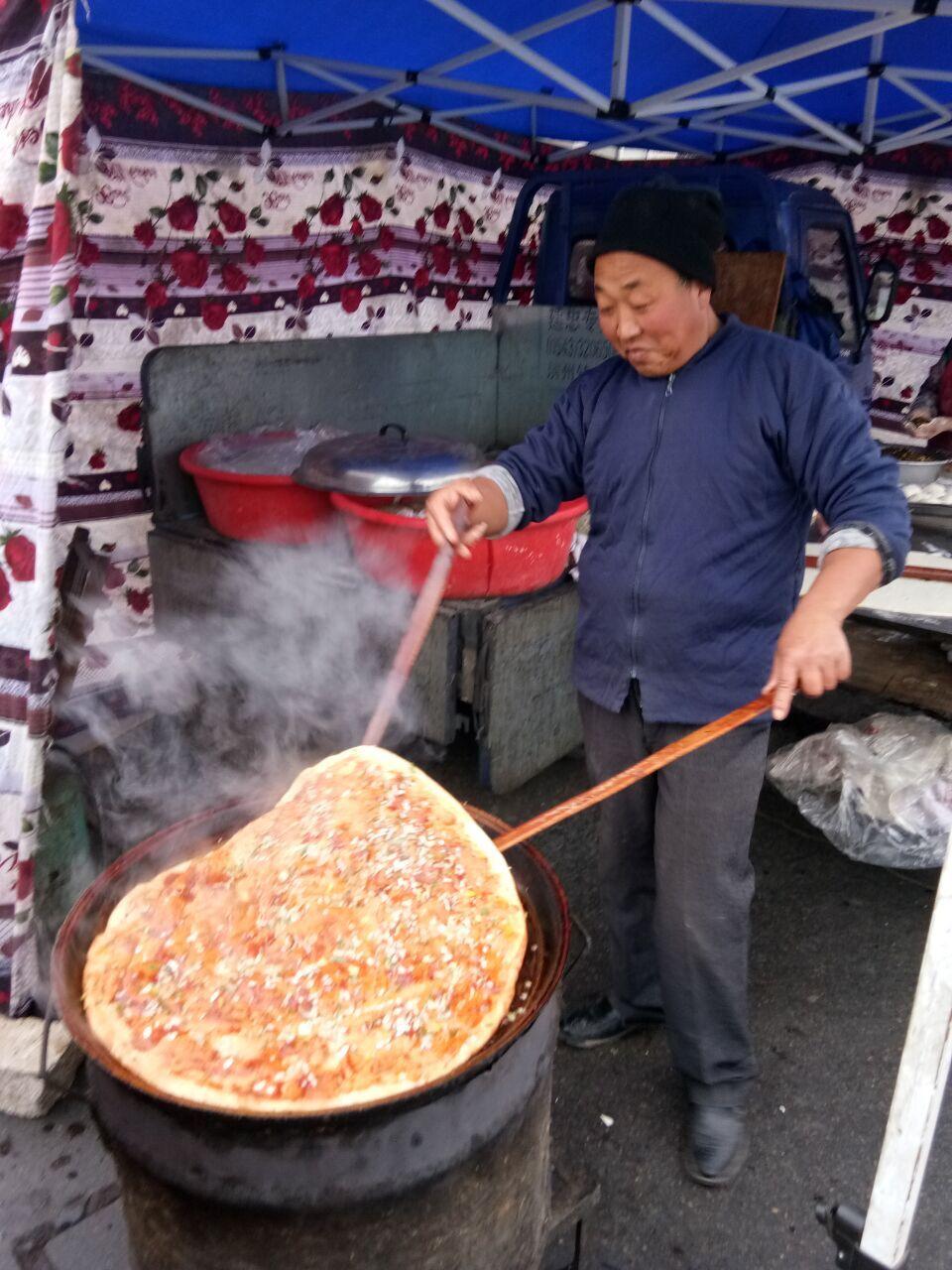 东北大哥吃饭最新视频，时代美食记忆中的一餐