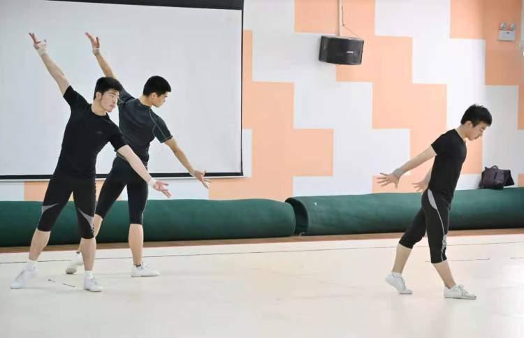 最新健身操组合版详解,步骤指南与动作技巧全解析