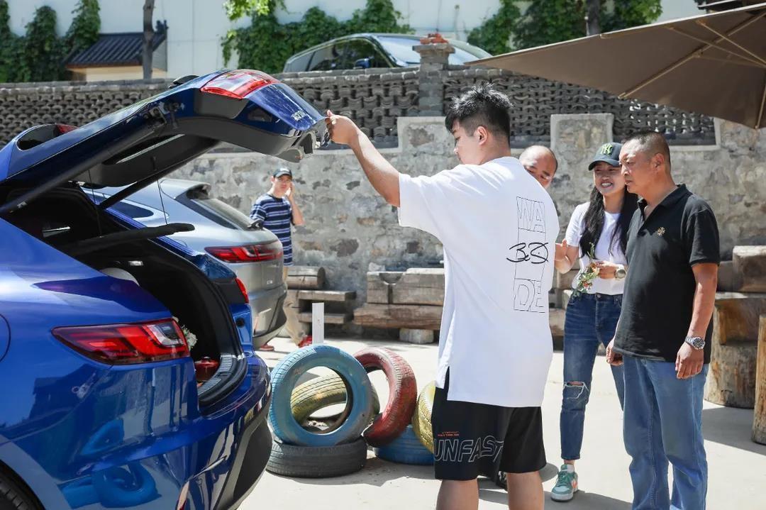 八老公路最新动态,温情日常在路上